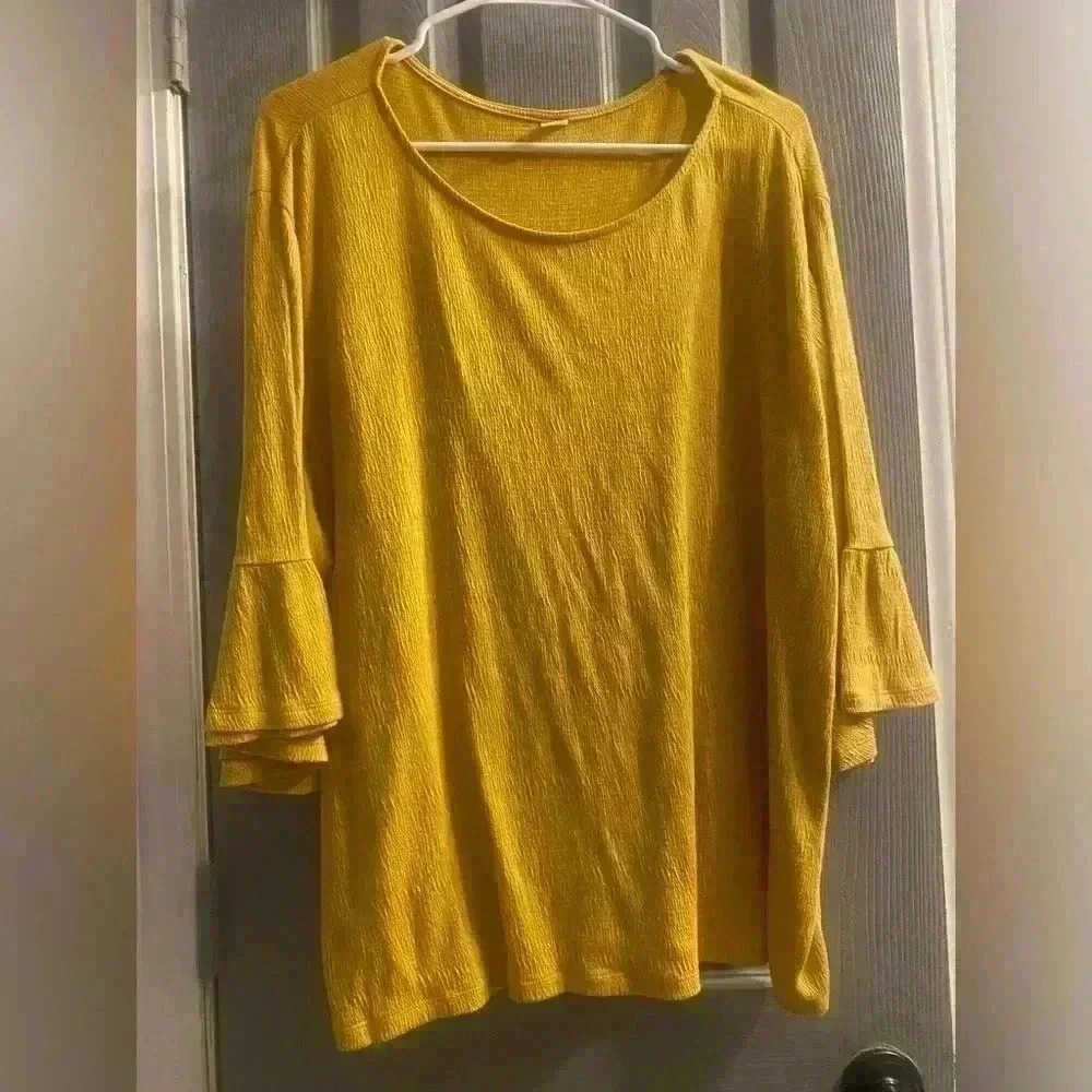 Old Navy Women’s Top with 3/4 Bell Sleeves in Mustard size XXL